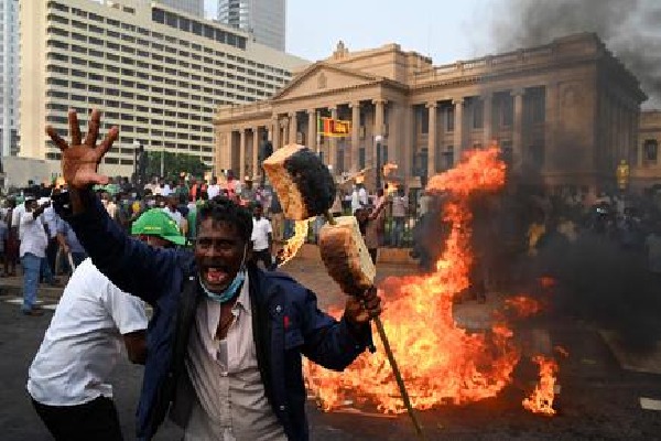 Sri Lankan traders fires on govt 