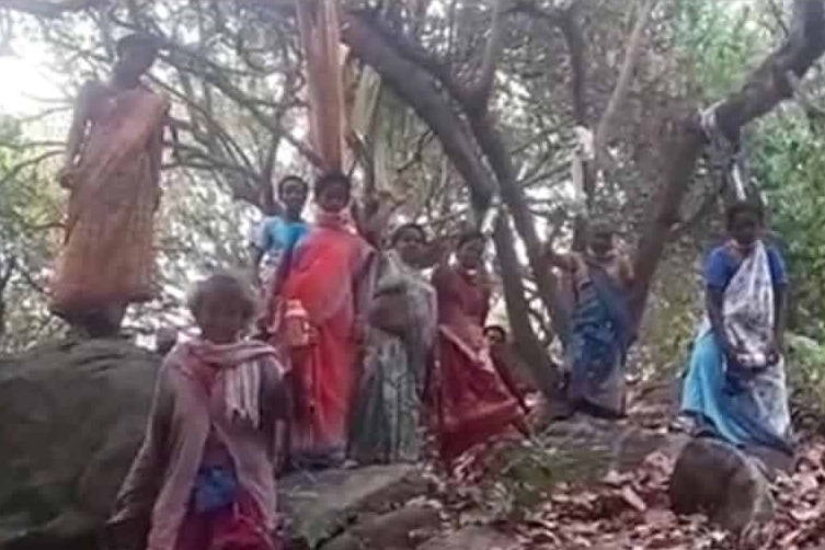 Andhra women farmers stage protest with noose around their neck