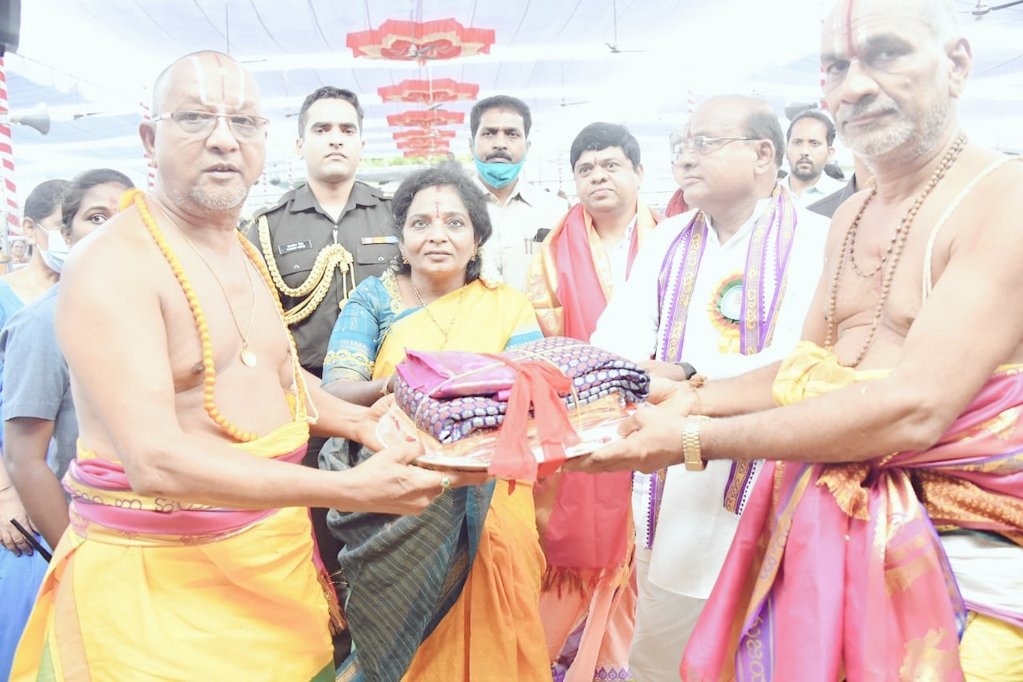 tamilisai Presented silk clothes to seetharama swamy