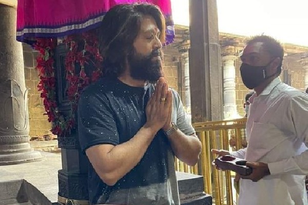 Hero Yash offers special prayers in Simhadri Appanna temple in airport