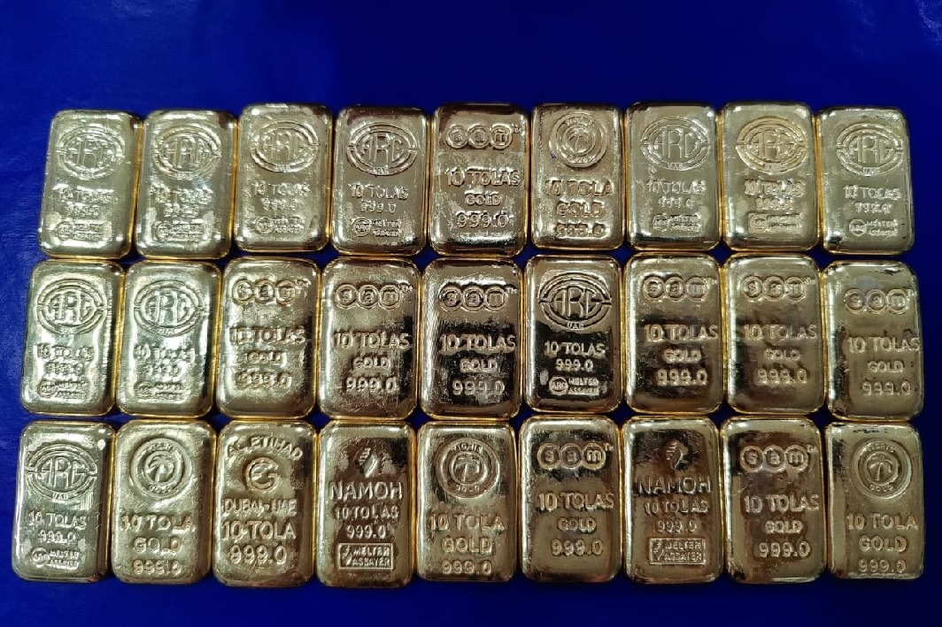 Passenger, Air India bus driver held at Lucknow Airport for smuggling gold