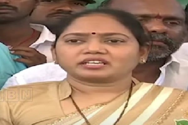 Ex-HM Sucharitha meets CM Jagan, asks media to forgive her daughter 