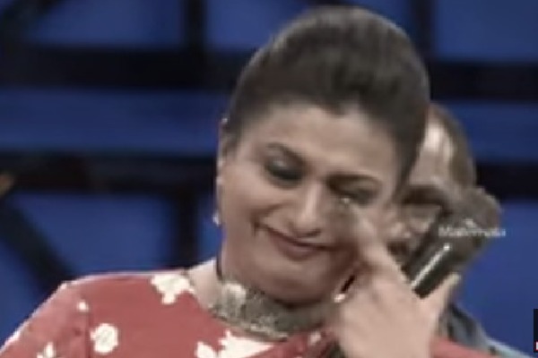 Roja tearful at her last episode in Extra Jabardast