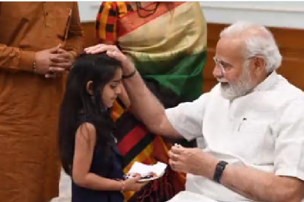PM Modi gets mesmerizes during a child reciting Aigiri Nandini