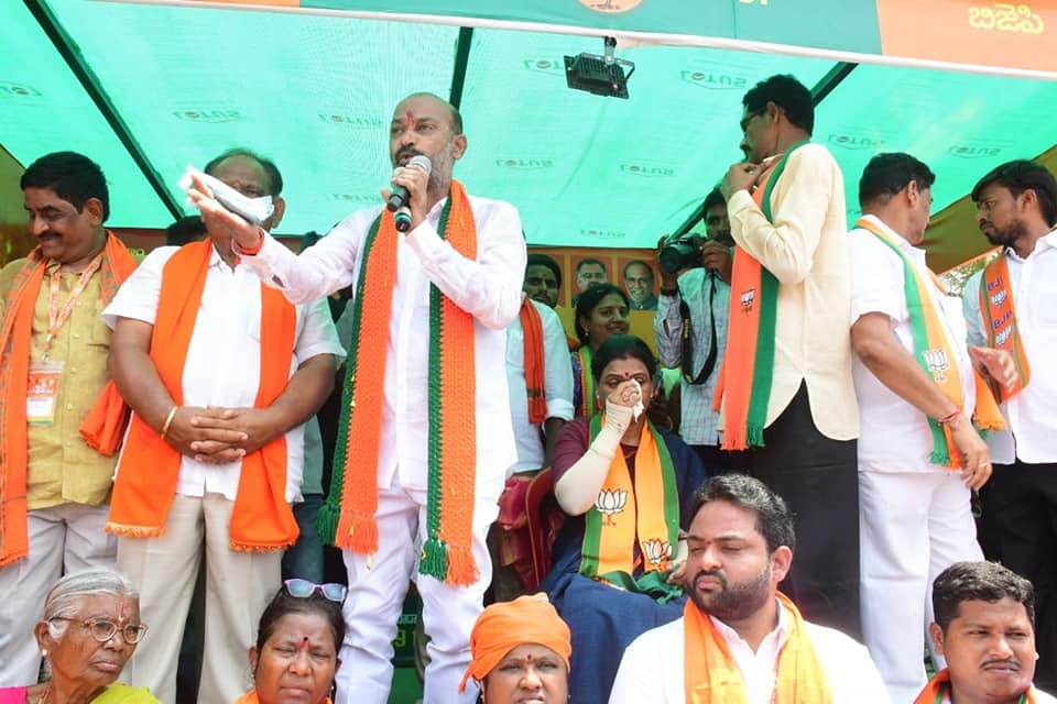 TRS activists obstruct Telangana BJP chief’s yatra, raises slogan of ‘Bandi Go Back’