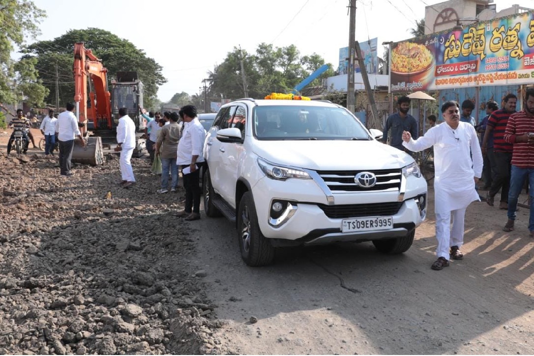 Nadendla Manohar obstructs road works at Dharmajipeta