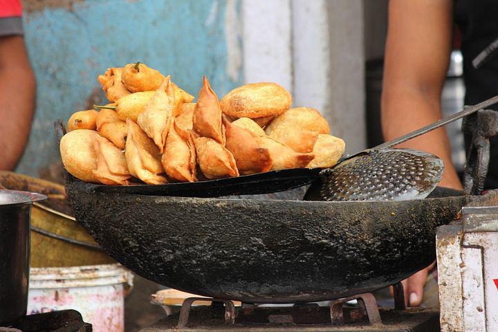 Saudi restaurant makes Samosas for thirty years in toilets and washrooms 