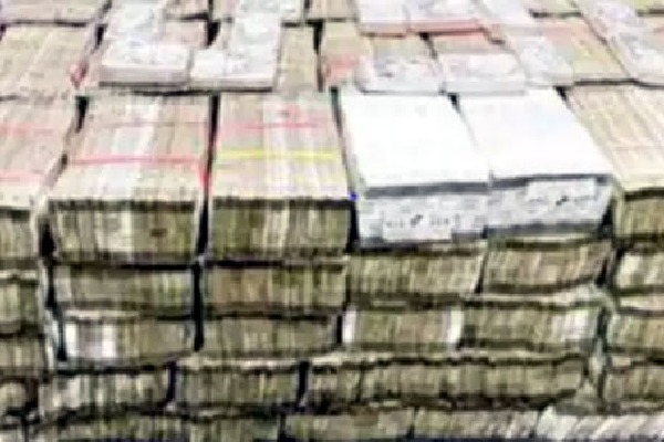 Raid unearths Rs 10 crore cash from an office in Mumbai