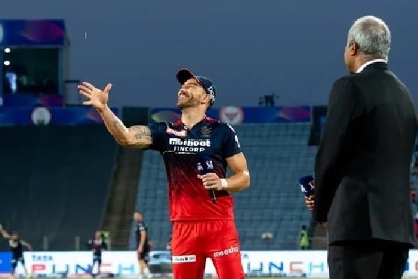 Faf du Plessis asked to spin the coin twice at toss vs RR as RCB captain interrupts broadcaster introduction