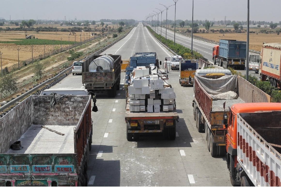 Truck speeds away with toll official clinging to it in Andhra