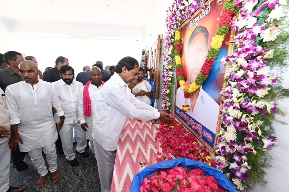 CM KCR pays tribute to Nakrekal MLA Chirumarthi Lingaiah’s father