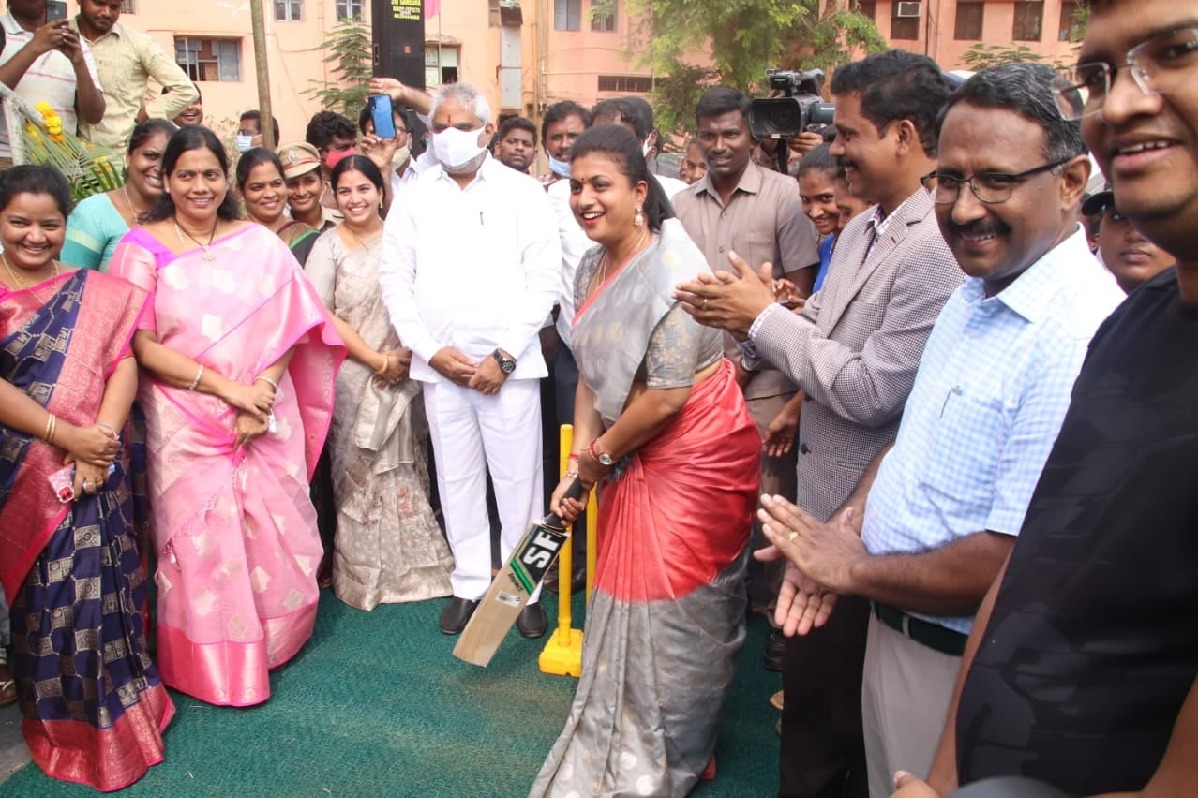 Vijayawada: Minister Roja opens summer camp sans SAAP chief Byreddy