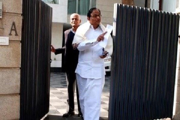 Chidambaram Heckled By Own Party Leaders