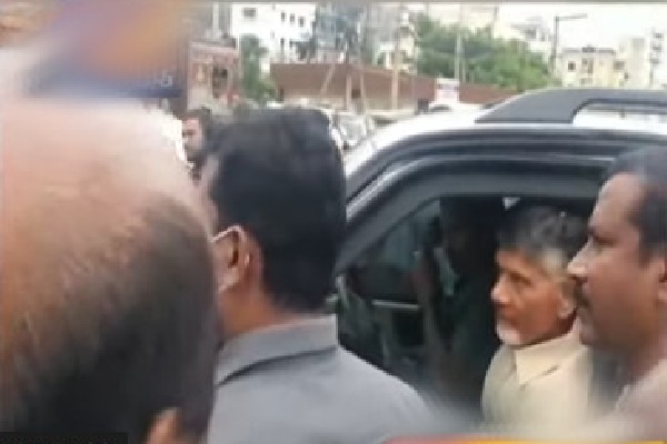 Vizag police halts Chandrababu convoy at Yendada junction while he was heading to Rushijonda resorts