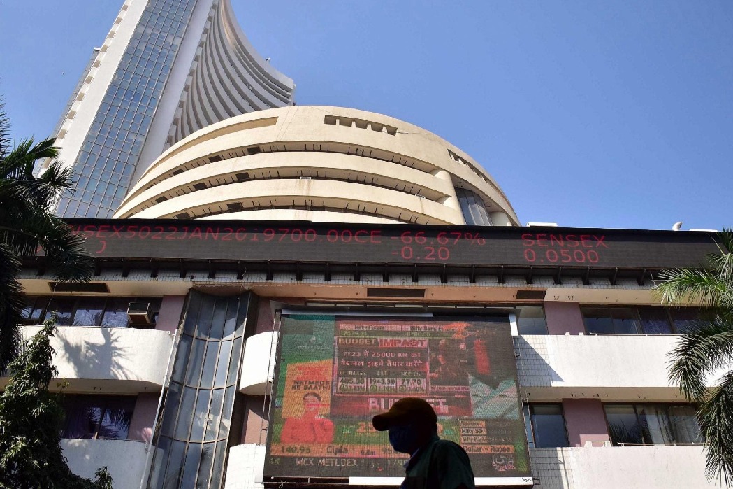 Equities plunge in early trade on weak global cues, Sensex declines over 1K pts