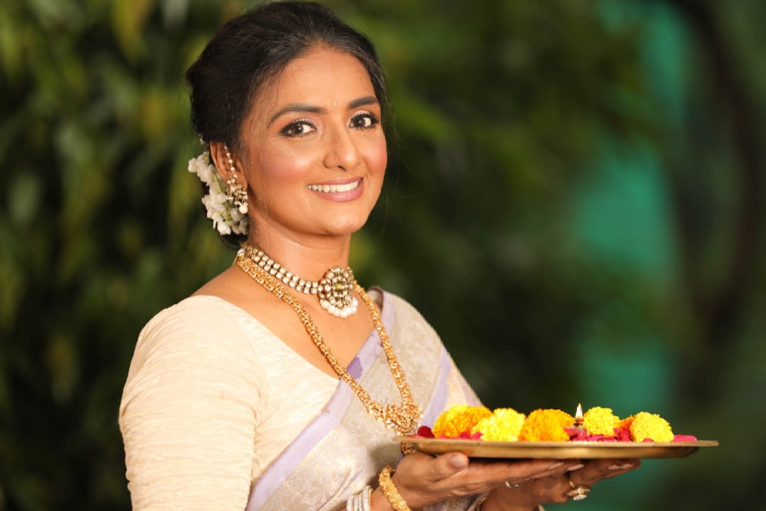 Shanthi Priya returns to silver screen