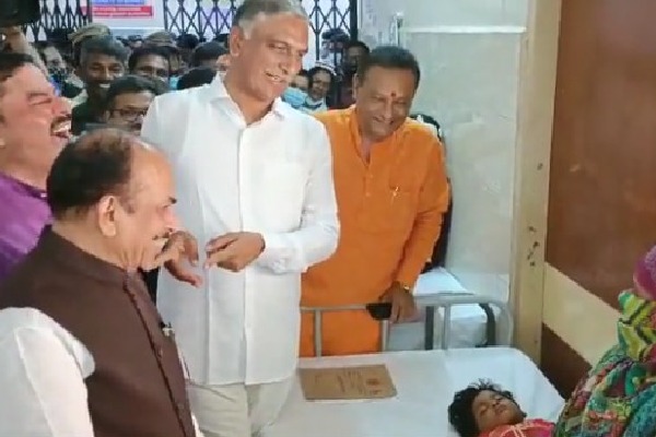 Harish Rao make fun with BJP MLA Raja Singh in Koti ENT Hospital