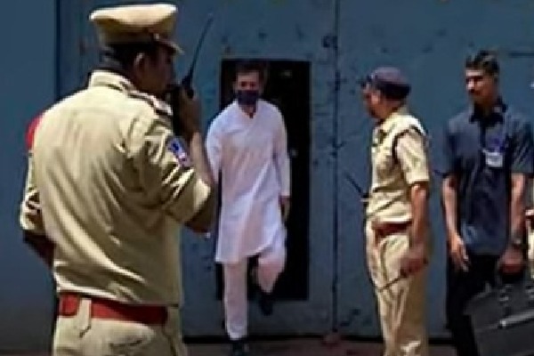 Hyd: Rahul Gandhi meets NSUI leaders lodged in jail