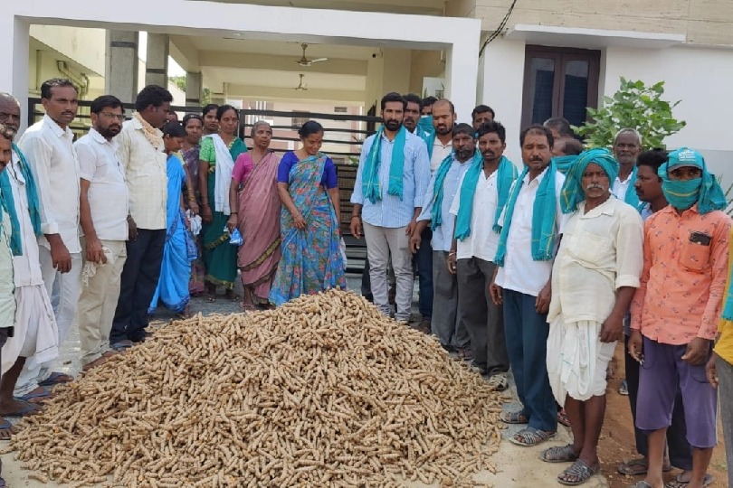 Farmers dump turmeric in front of Nizamabad MP's house