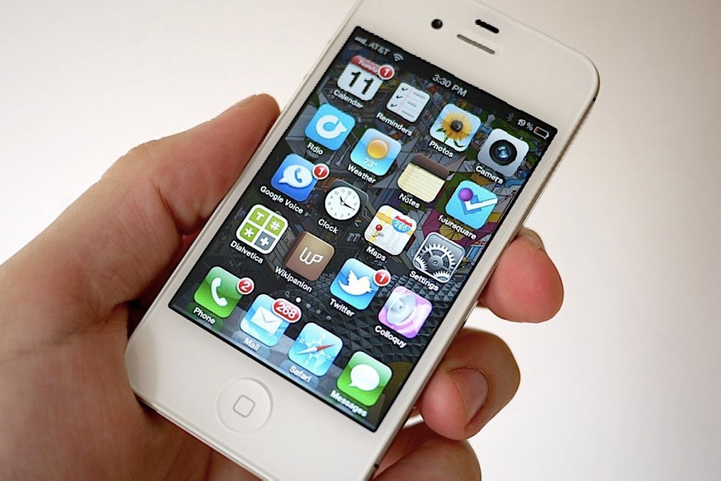 Apple to pay 15 dollars to iPhone 4s users for allegedly slowing down the devices 
