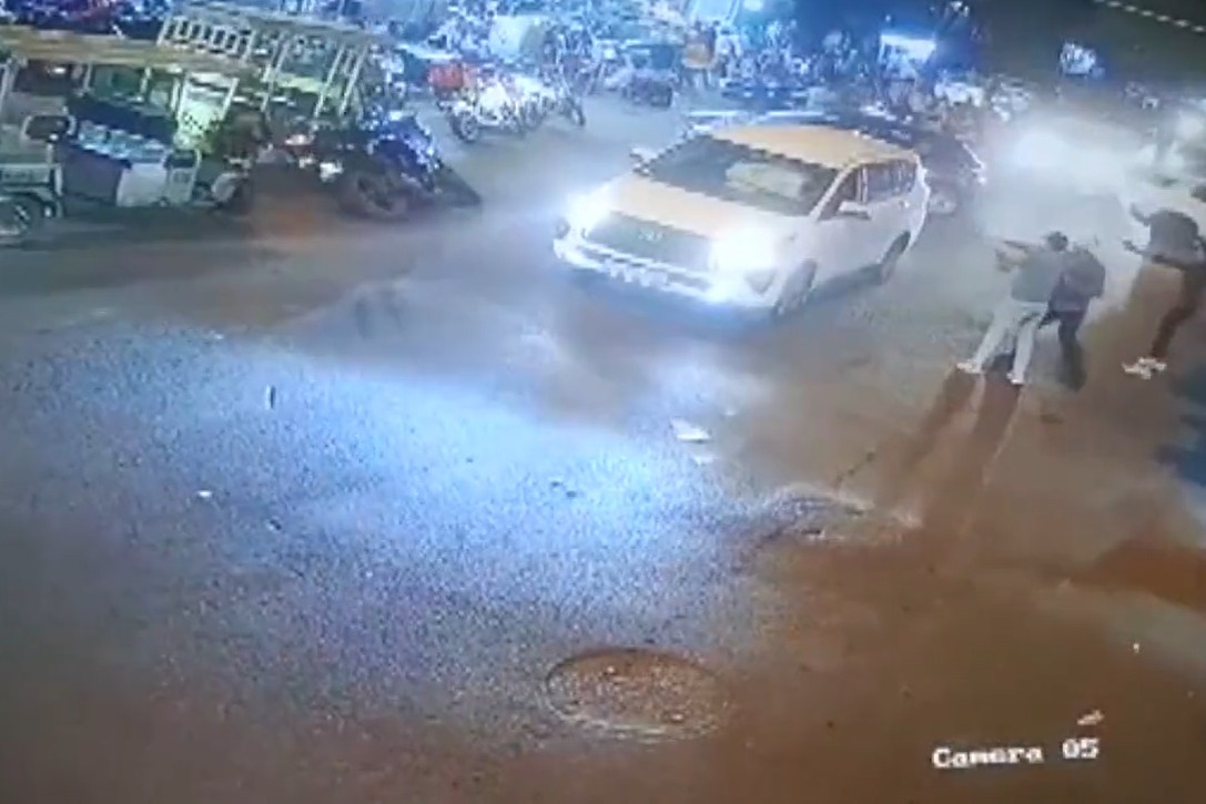 3 Men Open Fire At Car In Busy Mid Road
