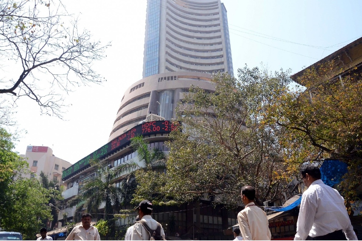 Indian equities start new week in red