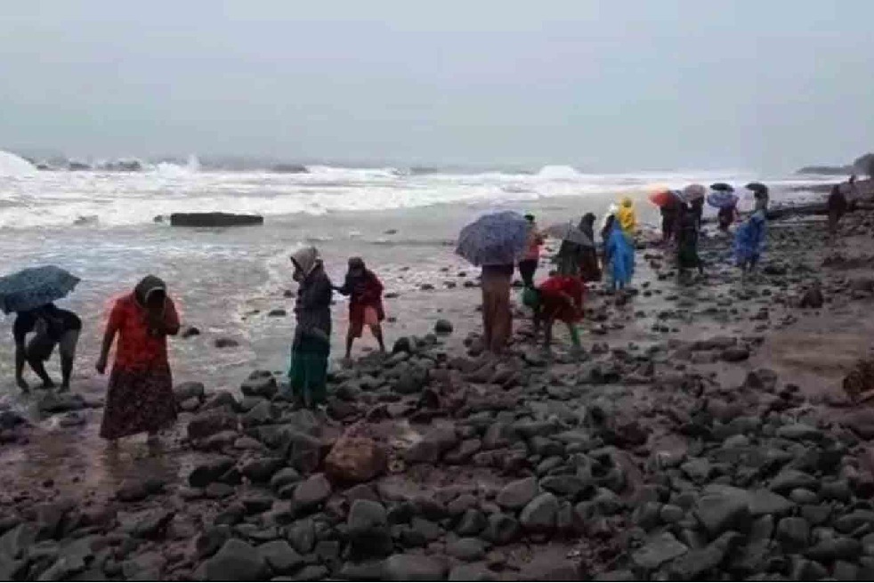 'Asani' weakens into cyclonic storm, advances towards Andhra coast
