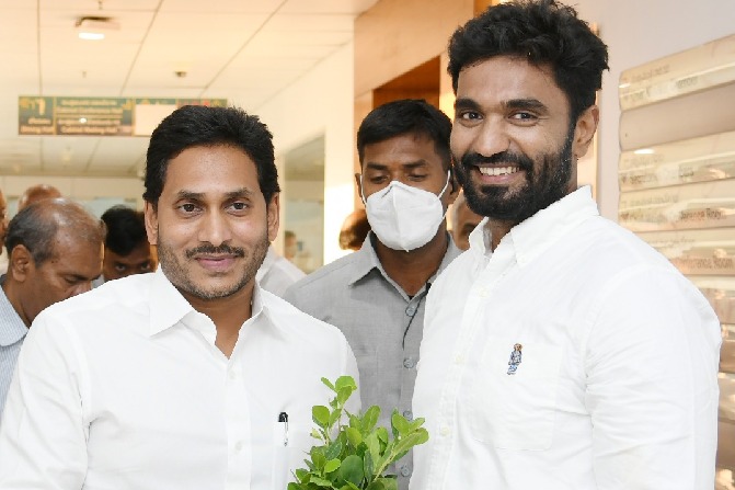 margani bharat takes blesses from ys jagan on his birth day