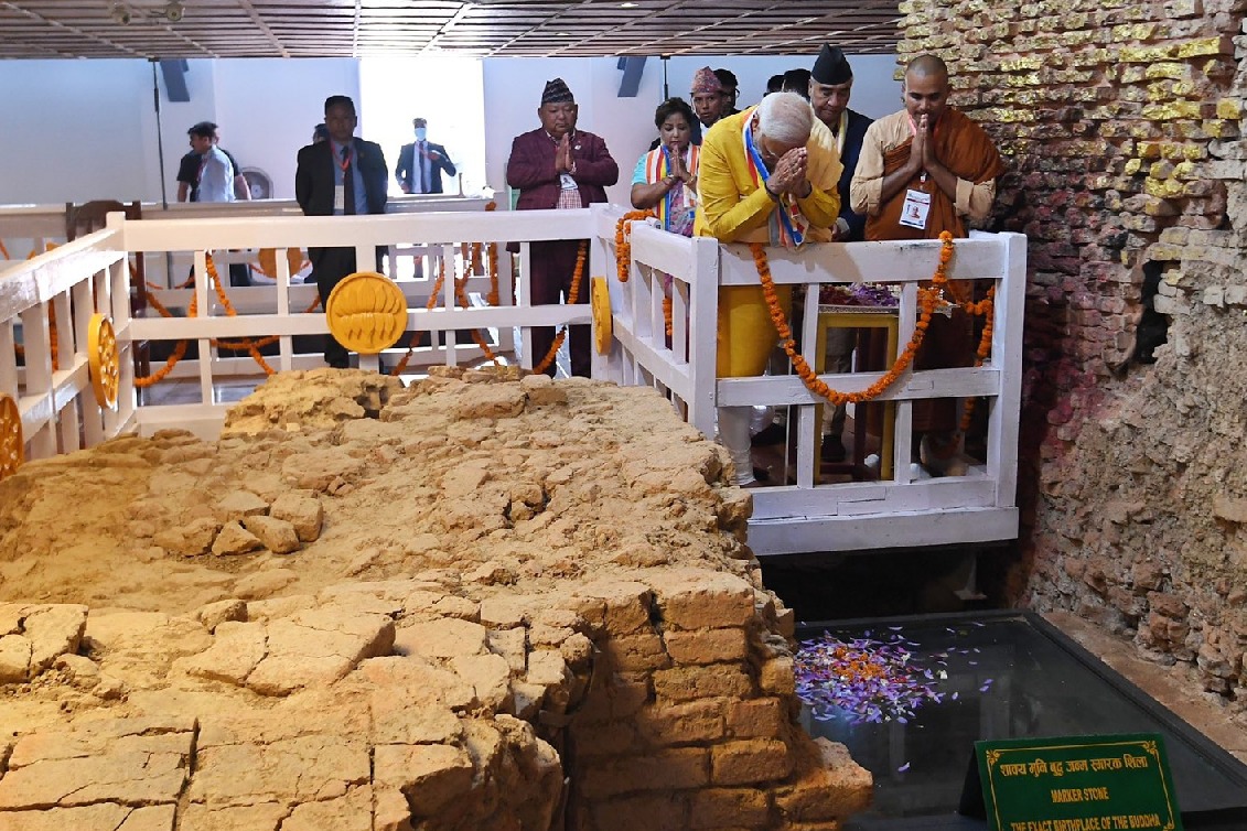 Modi offers prayers in Lumbini's Maya Devi Temple