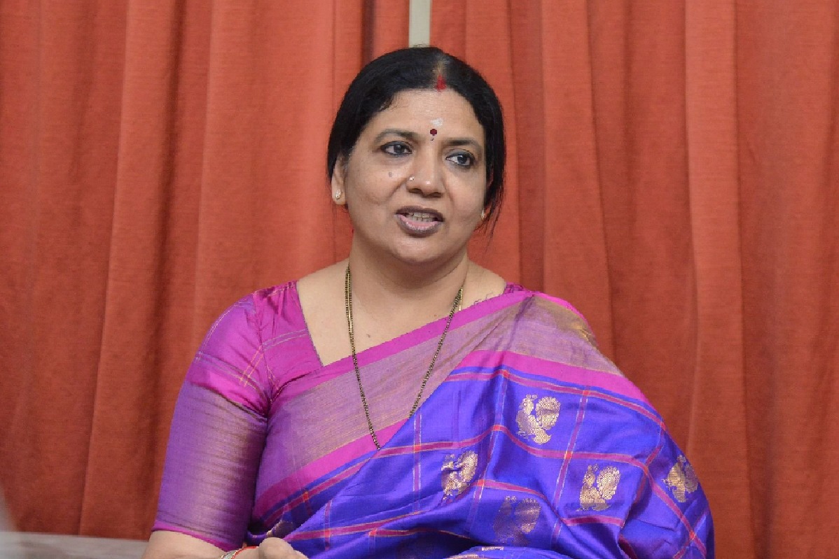 Jeevitha Rajasekhar requests Arya Vaisyas not to misunderstand her