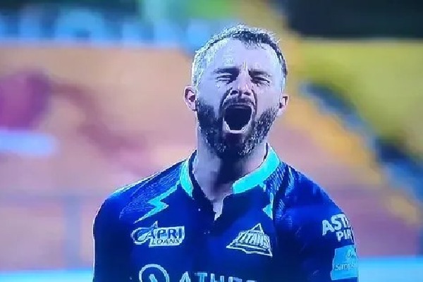 Angry Matthew Wade throws helmet smashes bat in dressing room after controversial dismissal against RCB