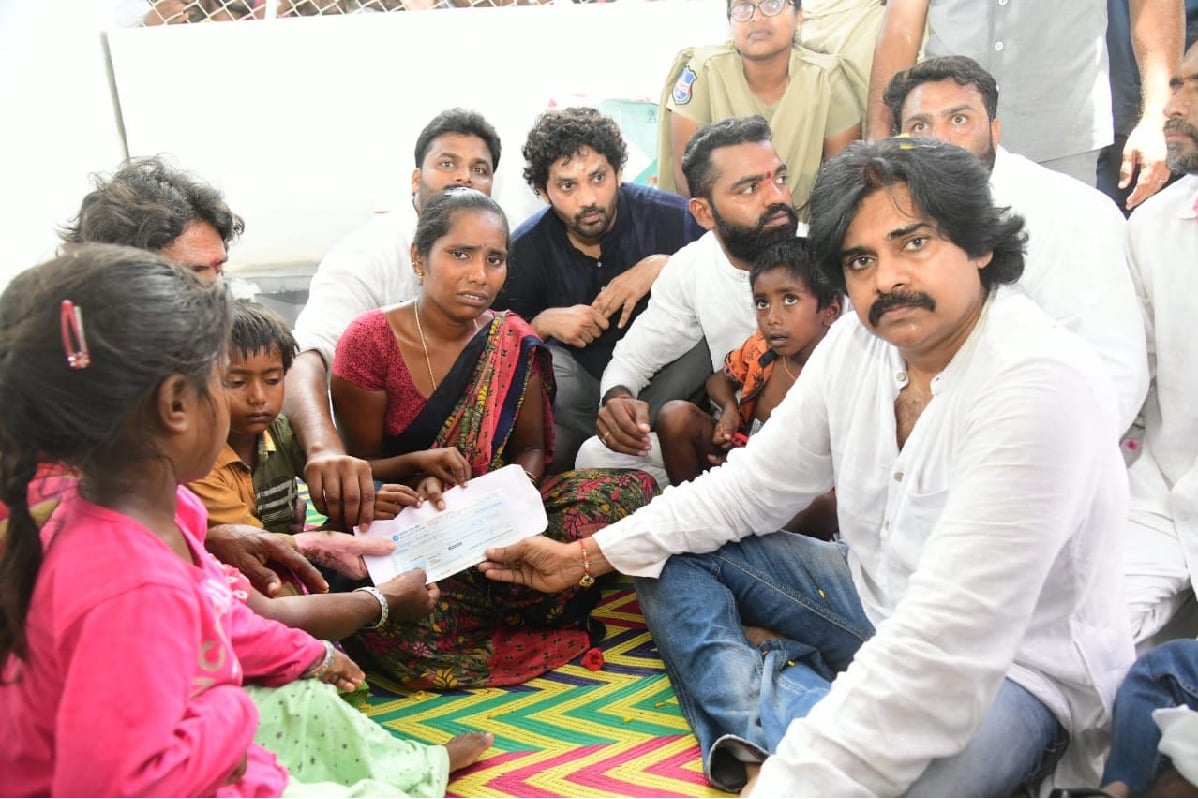 pawan kalyan hand over 5 lack cheque to saidulu family 