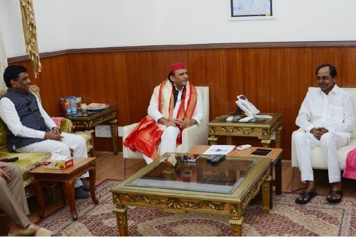 SP chief Akhilesh Yadav meets Telangana CM KCR at Delhi