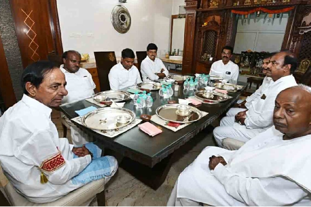 KCR, Deve Gowda discuss 'topics of national importance'