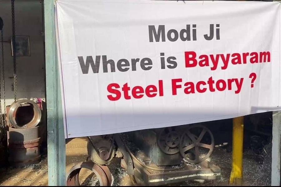 TRS banners with 17 questions greet Modi in Hyderabad