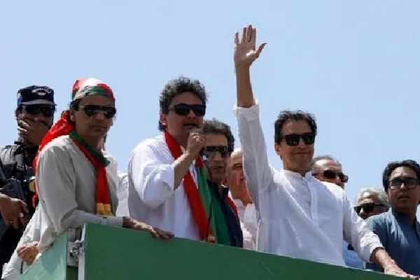 Imran Khan gives 6 days to Pakistan govt for announcing polls says Will return to Islamabad