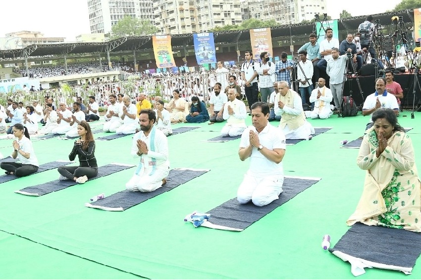 Thousands participate in Hyderabad Yoga Utsav