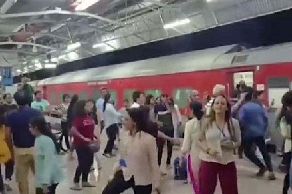 Passengers Break Into Garba As Train Arrives Early