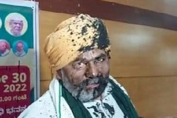 Black paint thrown at Rakesh Tikait in B'luru, 3 nabbed