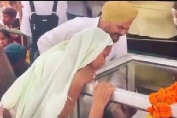 Sidhu Moosewala's parents hug son's coffin in tearful goodbye