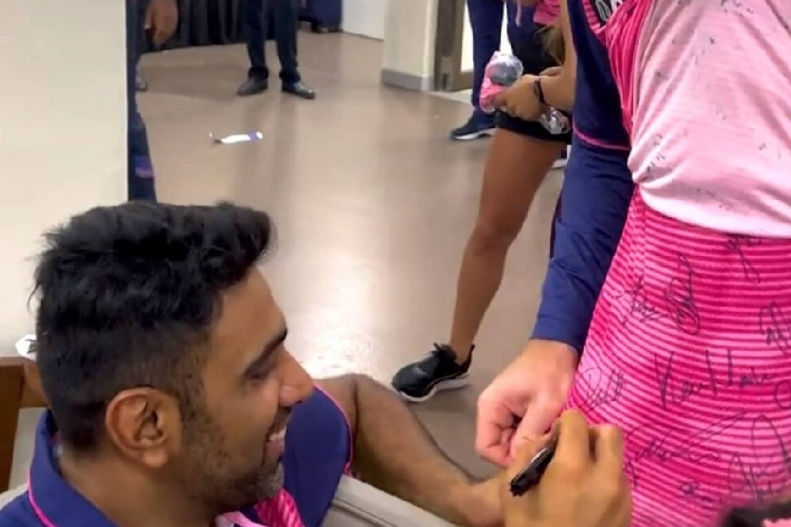 R Ashwin signs Jos Buttler jersey in dressing room after Rajasthan end up as IPL 2022 runners up