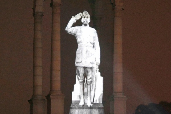 Sculptor Arun Yogiraj to carve Netaji's statue to come up at India Gate