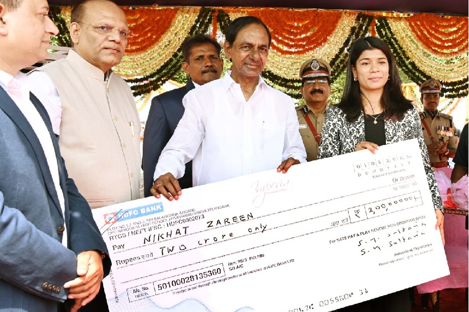 kcr handed over cheques to nikhat zareen and esha singh and kinnera mogulaiah