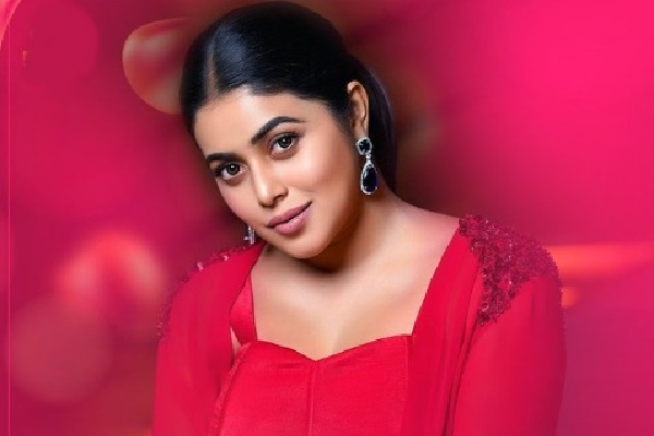 In Dhee show we have to give hugs says Poorna