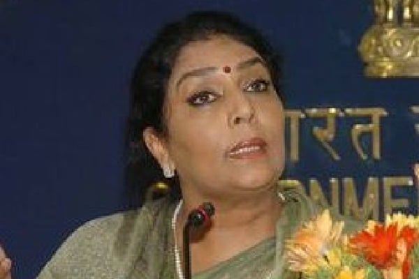 Renuka Chowdhury vents ire at  police officer for not allowing her to meet Home Minister