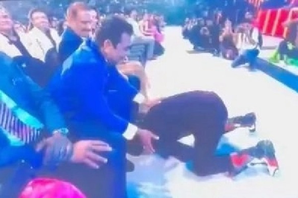 The rapper & the maestro: Honey Singh touches Rahman's feet