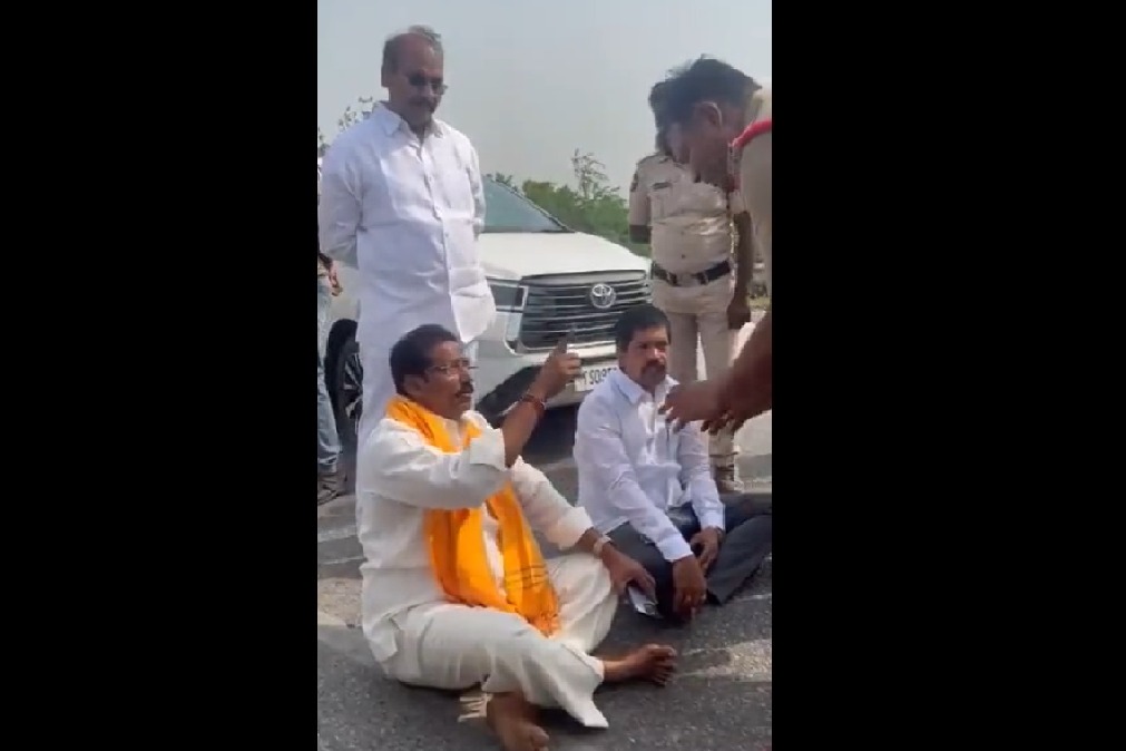 Police Stops TDP Leaders En route To Console Jallaiah Family 