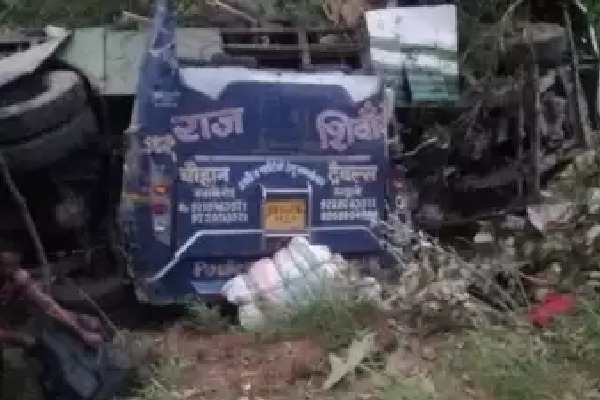Bus falls into gorge as 17 people died 