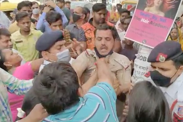 a vedio which shows a boy and two girls beat a police officer in delhi goes viral
