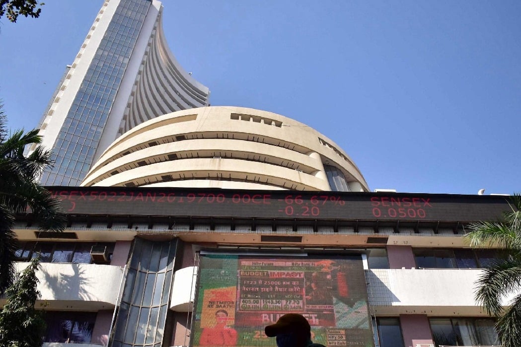 Indices tumble on weak global cues, Sensex slips over 700 pts